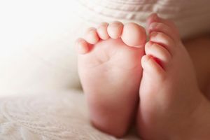 UMRLA MAJCI NA RUKAMA: Preminula dvomesečna beba u Prihvatnom centru u Austriji