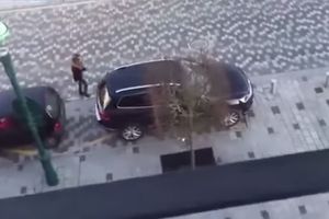(VIDEO) Ukrali joj parking mesto, pogledajte šta je žena uradila posle svađe...