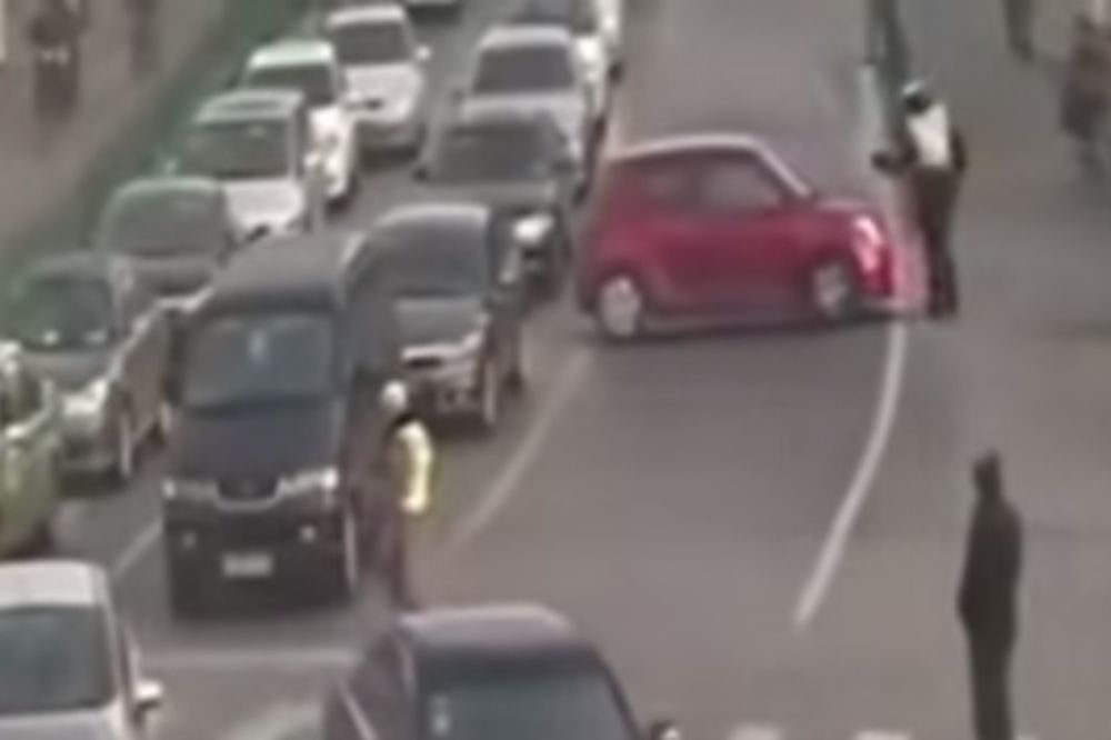 ŠOK VIDEO IZ KINE: Vozio policajca na haubi i hteo da ga zakuca u drugi auto!