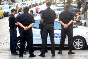 U CENTRU GRADA: Komunalni policajci sa 50 tableta kontrolišu parkiranje