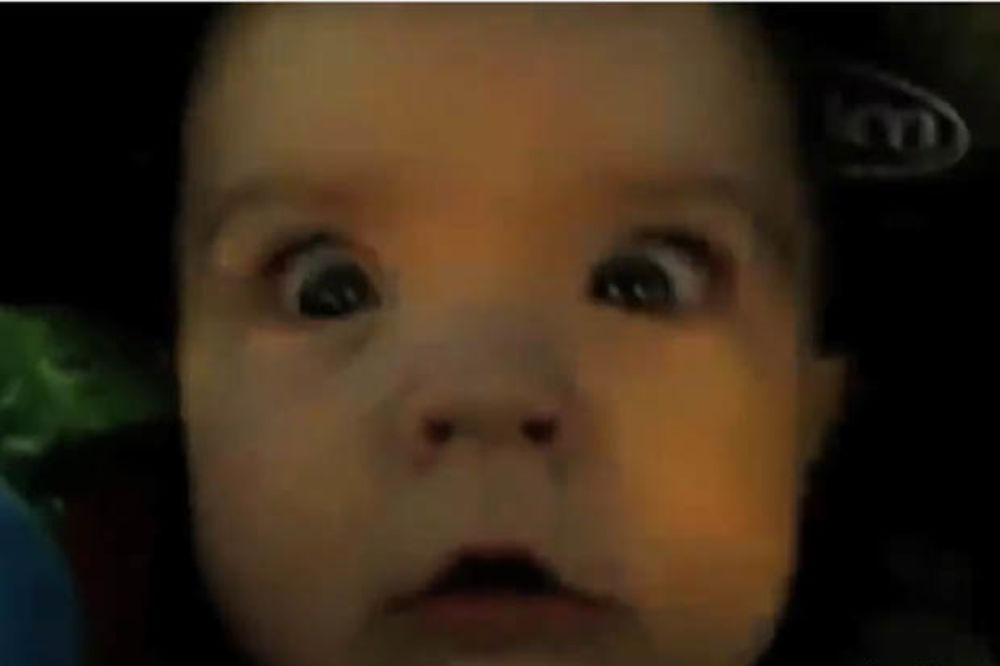 (VIDEO) KO JE UGASIO SVETLO: Evo kako bebe reaguju kada prvi put uđu u tunel!