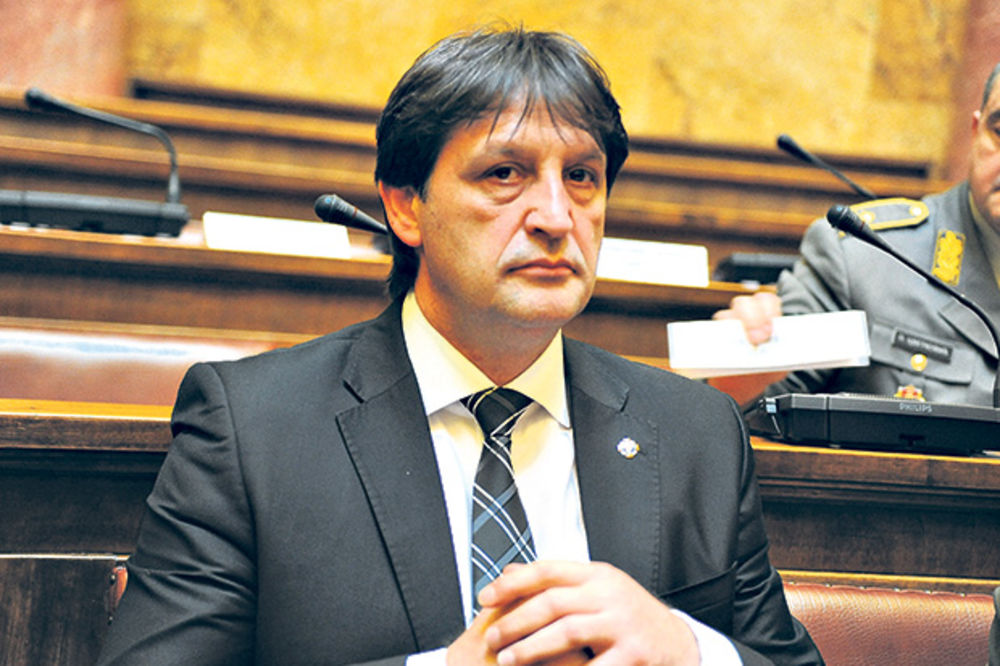 Stručnjaci: Ministar Gašić zloupotrebio položaj zbog sina