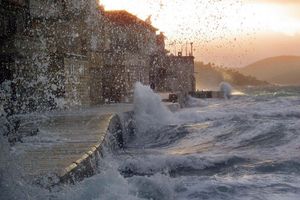 (VIDEO) CRVENI ALARM: U Dalmaciji orkan, splitska riva pod vodom, a zapad BiH potapaju kiše!