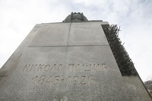 OPASNOST U CENTRU BEOGRADA: Raspada se spomenik Pašiću, otpadaju kamene ploče!