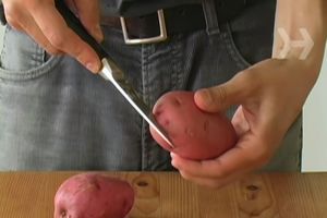 (VIDEO) TRIK KOJI ĆE ODUŠEVITI SVE ŽENE: Evo kako da oljuštite krompir za samo 10 sekundi!