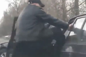 (VIDEO) NASILJE NA RUSKIM ULICAMA: Pogledajte kako je prošao tabadžija koji je tukao nemoćnog starca