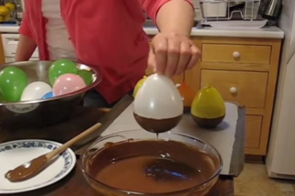 (VIDEO) Sa omiljenom čokoladom i balonima napravila je magiju. Možete i vi...