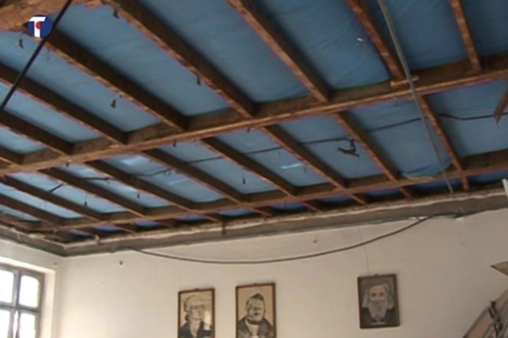 MOGLI SVI DA IZGINU: Pao nov plafon u osnovnoj školi u Vučju