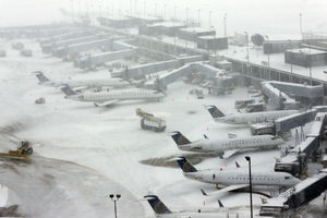 (VIDEO I FOTO) SNEG ZATRPAO AMERIKU: Čikago okovan ledom, otkazano 2.000 letova, ima i poginulih!