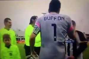 (VIDEO) DI NATALEU BRIDELI OBRAZI: Bufon opalio šamarčinu kapitenu Udinezea