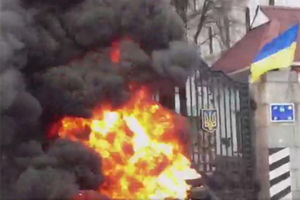 (VIDEO) VATRA U KIJEVU: Besni vojnici blokirali pa zapalili Ministarstvo odbrane