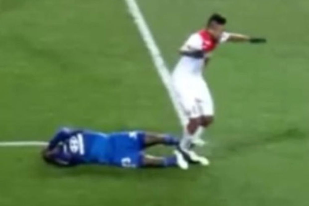 (VIDEO) Pogledajte kako je fudbaler Monaka divljački nagazio igrača Liona