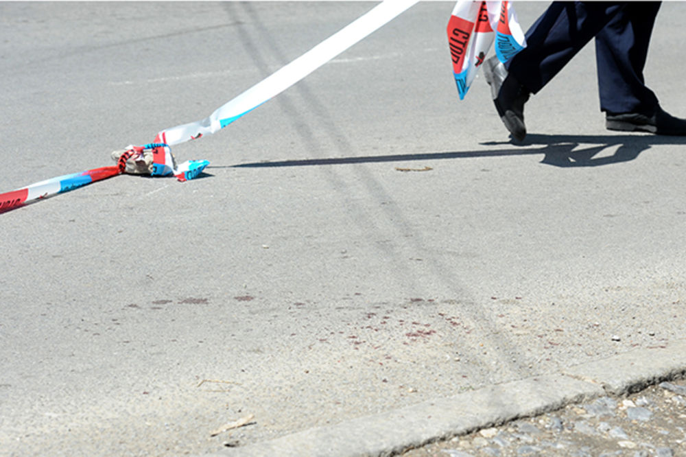 BEOGRAD: Motociklista oborio ženu i dvoje dece