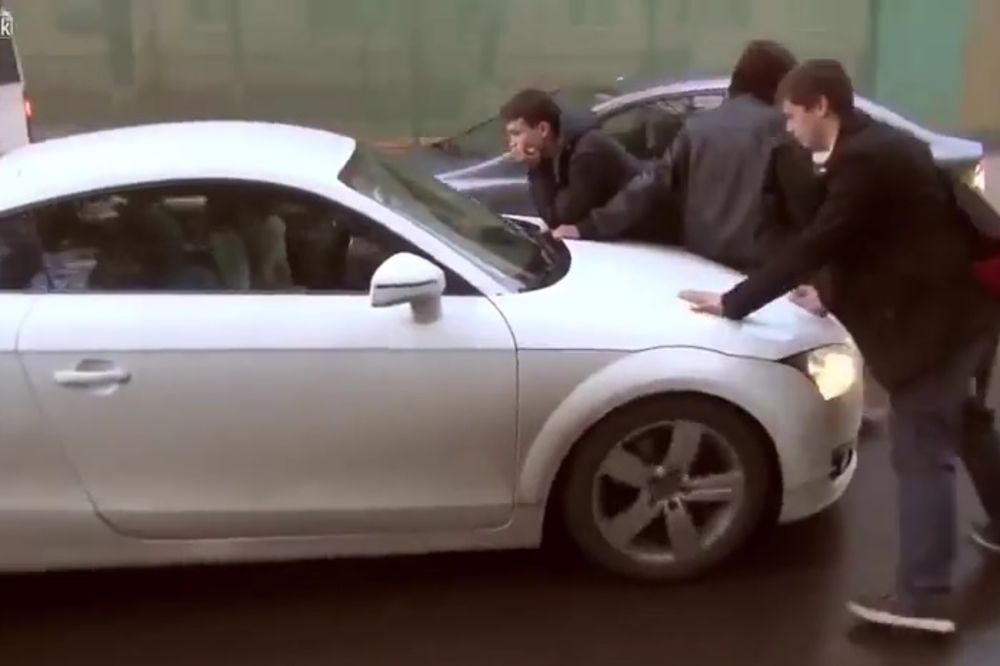 RAZBIJAČICA: Ovako izgleda kad ruska vozačica poludi (VIDEO)