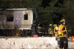 JEZIVA SMRT NA ŠINAMA: Voz samleo džip na pruzi, 7 mrtvih kod Njujorka