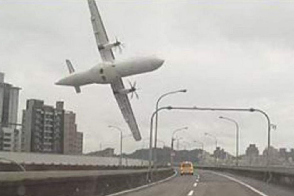 (VIDEO I FOTO) STRAVIČAN SNIMAK: Putnički avion udara u most i ruši se u reku, najmanje 16 mrtvih