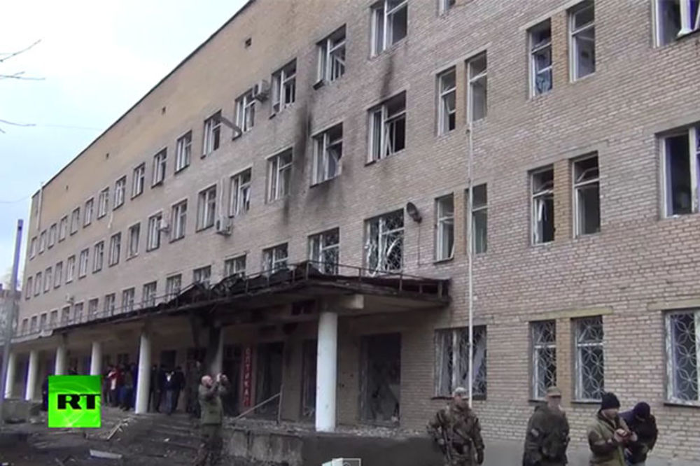 (VIDEO) UŽIVO STRAHOTA: Bar 15 mrtvih u artiljerijskom napadu na bolnicu u Donjecku