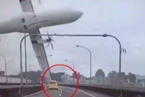 (VIDEO) BOG GA POGLEDAO: Taksista preživeo udarac tajvanskog aviona, još izašao da vidi štetu!