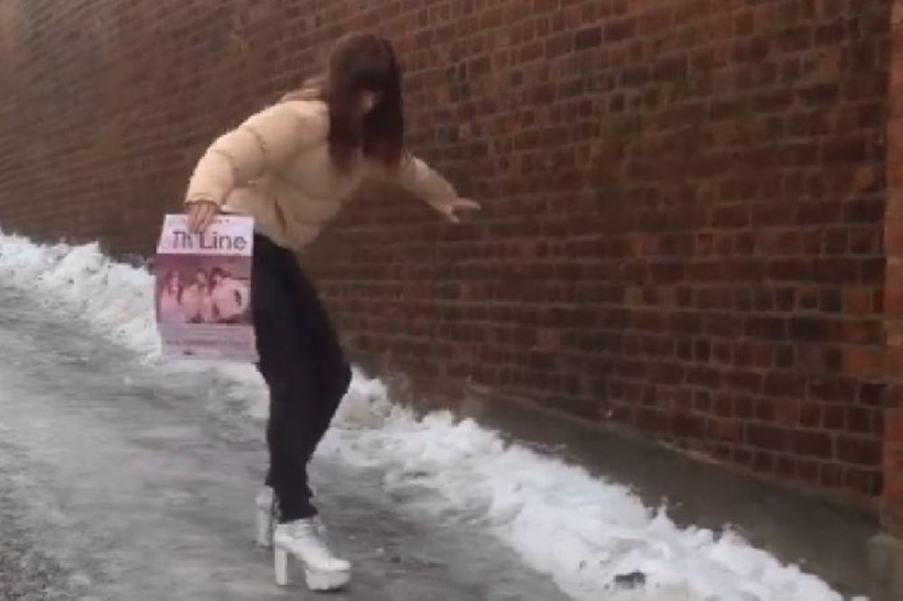 (VIDEO) BOSANKA HIT NA JUTJUBU: Devojka u štiklama bori se sa zaleđenom kaldrmom!