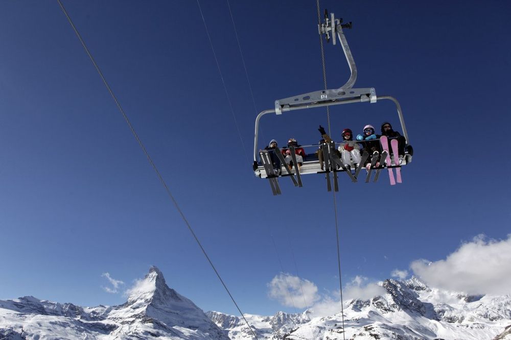 HOROR NA ŽIČARI: Gledali kako dete ispada iz korpe i nastavili da skijaju!