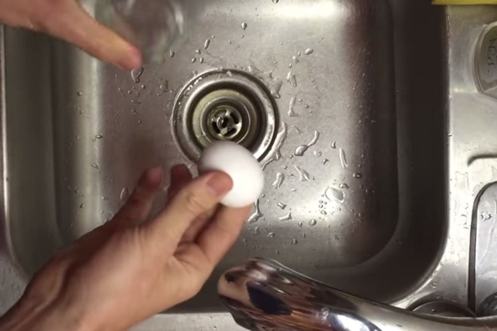 (VIDEO) ZA SAMO TRI SEKUNDE: Evo kako najlakše da oljuštite kuvano jaje!