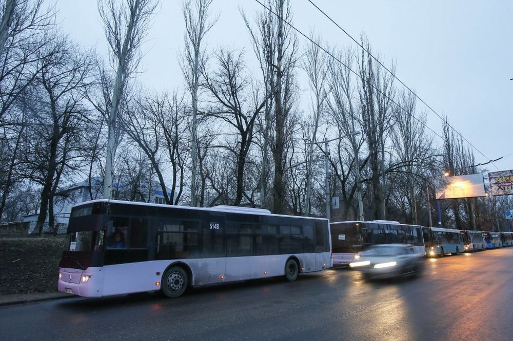 (VIDEO) BEŽE IZ PAKLA: Stigli autobusi, počinje evakuacija Debaljceva