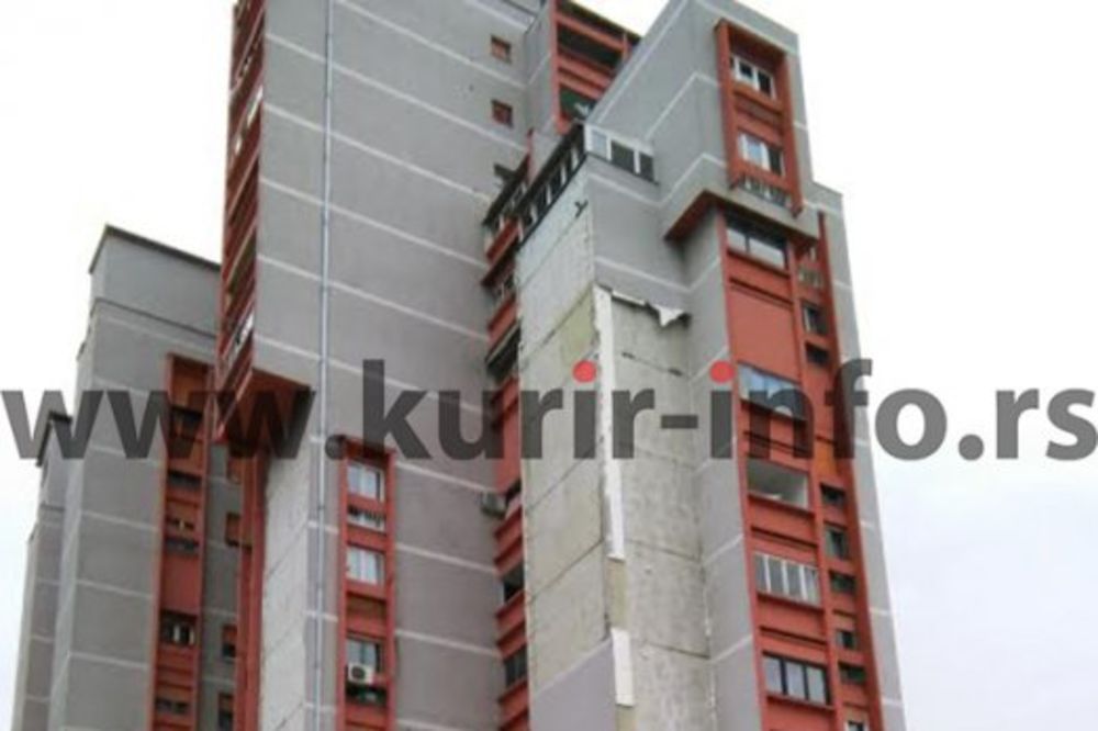 (FOTO) IZBEGNUTA TRAGEDIJA: Sa solitera na Vidikovcu otpala skoro cela vertikala fasade!