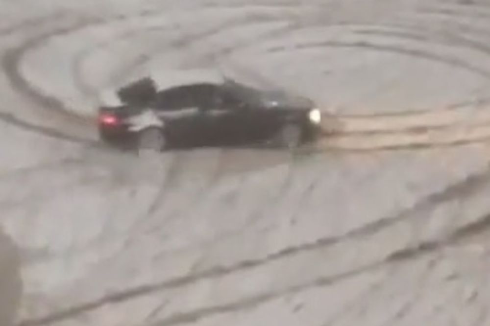 (VIDEO) ZABAVA NA SNEGU: Pogledajte šta ovaj Bosanac radi sa autom!