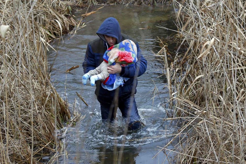 (FOTO) SUBOTICA PUNA ALBANACA: Sa Kosova beže u Evropu, malu decu po mrazu nose kroz vodu!