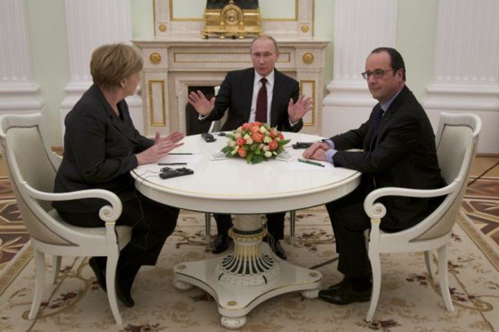 KONAČNO SE SAGLASILI: Putin, Merkelova i Oland razgovarali o krizi na istoku Ukrajine!