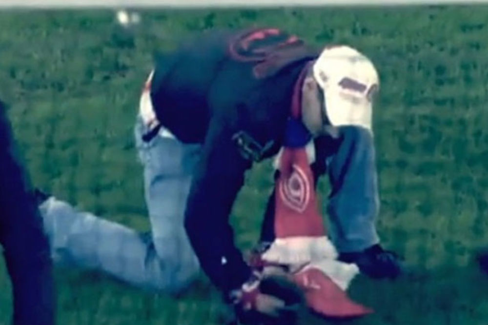 (VIDEO) NAJLUĐI NAVIJAČ U ISTORIJI FUDBALA: Ukrao belu tačku sa terena tokom utakmice
