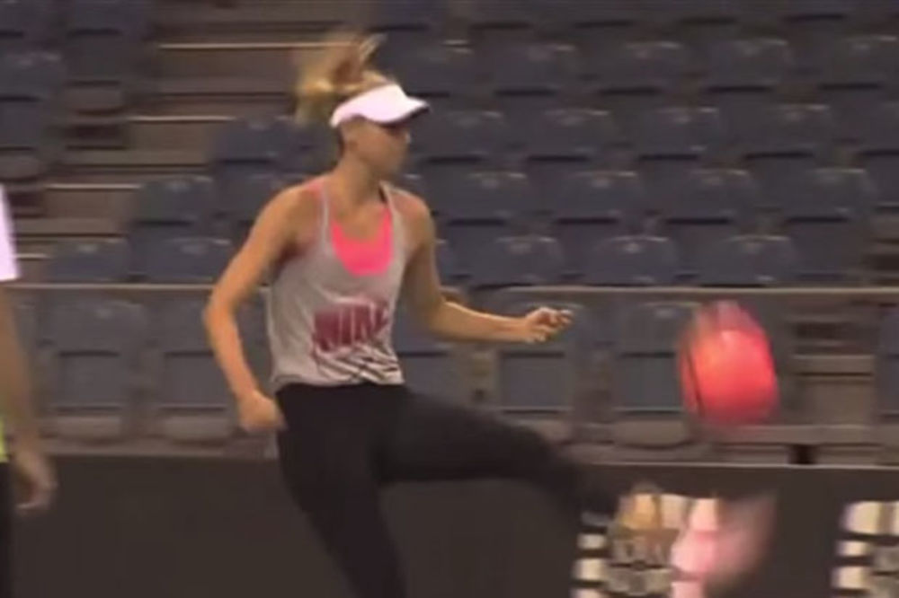 (VIDEO) DA JOJ MESI I RONALDO POZAVIDE: Nećete verovati kako Šarapova žonglira fudbalskom loptom
