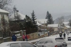 KARAMBOL U ALEKSNICU: Lančani sudar šest vozila zbog leda na putu