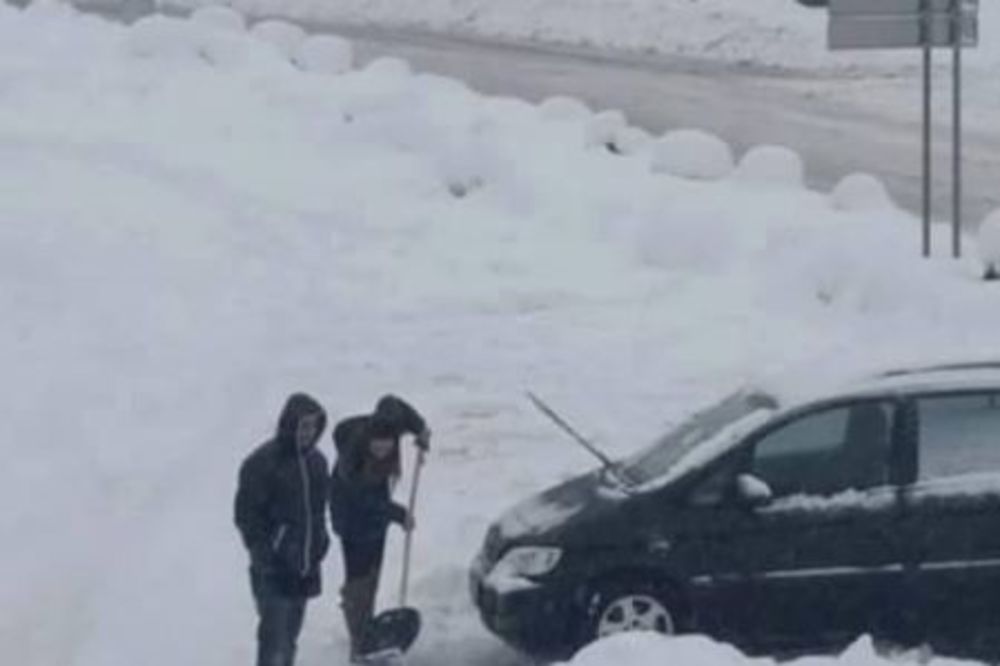 BOSANSKA GRTALICA HIT: Cazinjanin s rukama u džepovima bodri ženu dok ona čisti sneg sa auta!
