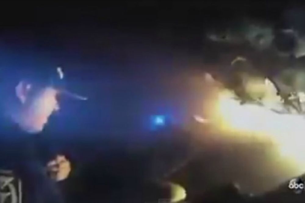 (VIDEO) DRAMATIČNA AKCIJA: Policajci spasli čoveka iz plamena, pa dobili medalje za hrabrost!