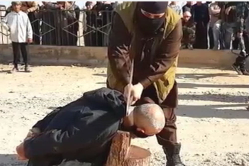(FOTO) ŠTA ĆE JOŠ IZMISLITI: ISIL odrubio glavu čoveku zbog veštičarenja!