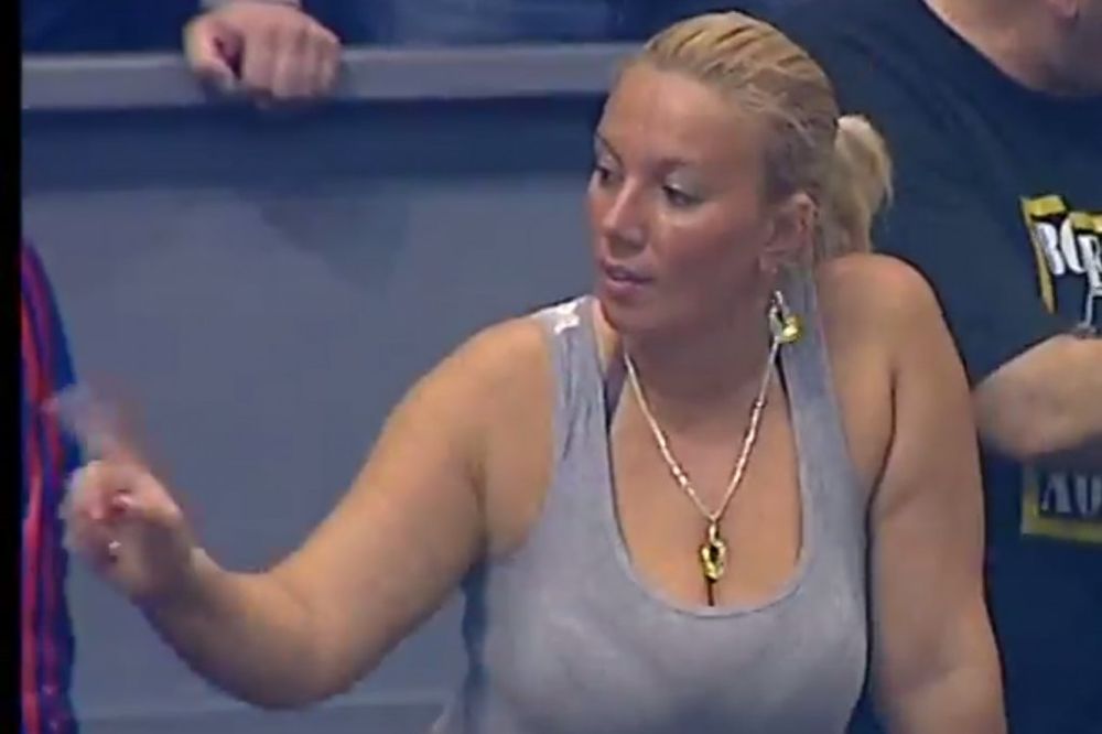 (VIDEO) TAJNI SIGNALI: Kom košarkašu Partizana su namenjeni gestovi prsate plavuše?
