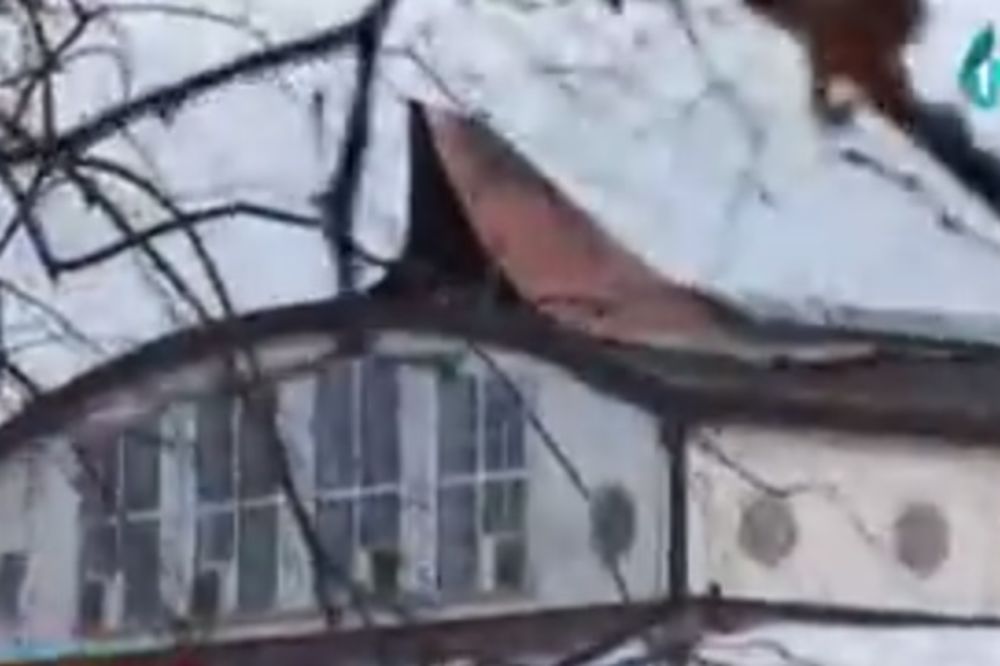 (VIDEO) PROKLETSTVO ŠKOLE U ŠAJKAŠU: Vetar srušio krov, a potom se otrovala deca!