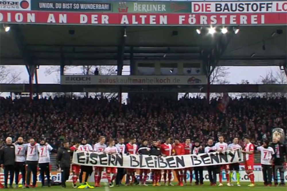 (VIDEO) DIRLJIVO: Union Berlin prekinuo utakmicu u 7. minutu zbog fudbalera obolelog od raka