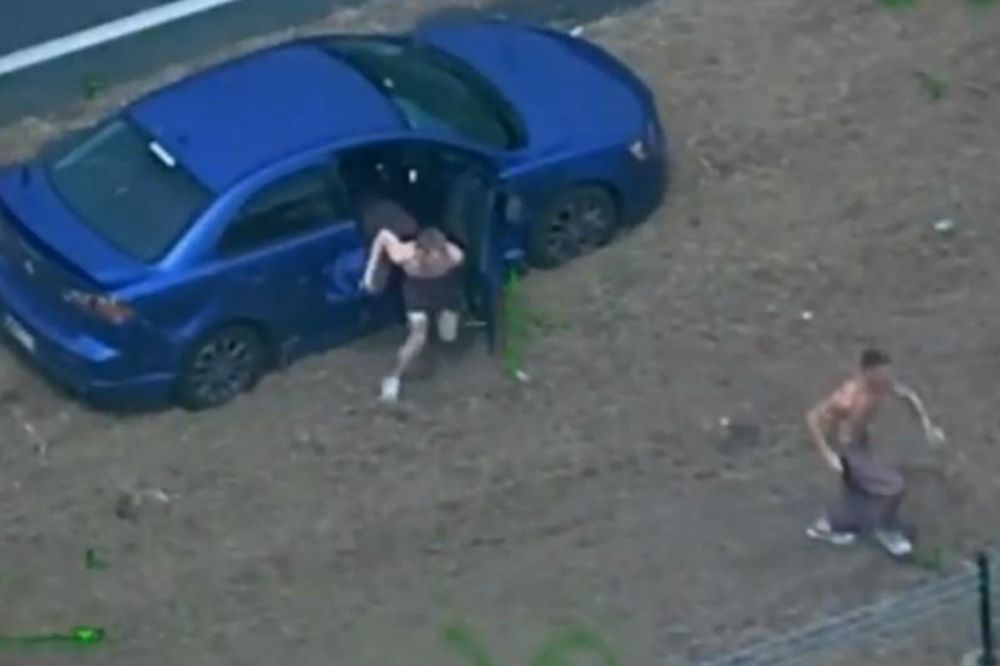 (VIDEO) LUDA POTERA U BRIZBEJNU: Kriminalac hteo da otme auto, vozač ga namerno udario kolima!