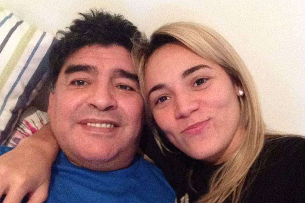(FOTO) SVE ZA LJUBAV: Pogledajte šta je Maradona uradio da bi zadovoljio 30 godina mlađu devojku!
