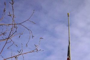 DAN ŽALOSTI U SRBIJI: Na američkoj ambasadi spuštena zastava na pola koplja