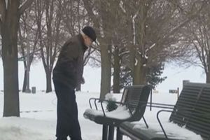 (VIDEO) Svakog dana je dolazio u park, ali niko nije slutio zašto! A onda je pao sneg ...