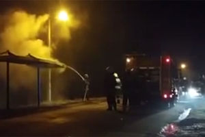 (VIDEO) VANDALIZAM U NOVOM SADU: Izgorelo autobusko stajalište