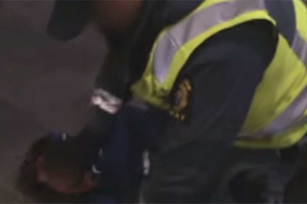 (VIDEO) BRUTALNO NASILJE U ŠVEDSKOJ: Ovako je obezbeđenje pretuklo decu zbog šverca u prevozu!