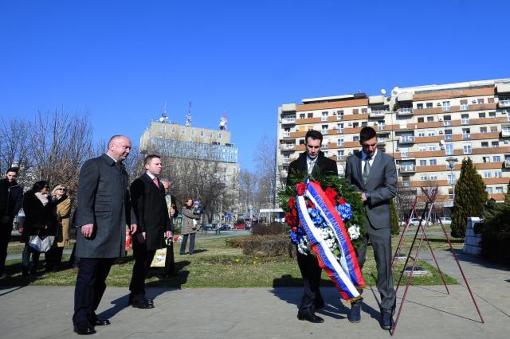 OBELEŽAVANJE DANA DRŽAVNOSTI: Kosačov i Popović položili venac na spomenik Karađorđu