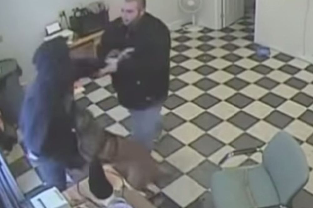 (VIDEO) OVO NIJE OČEKIVAO: Naoružan došao da opljačka pumpu, ali nije znao da radnik ima psa!