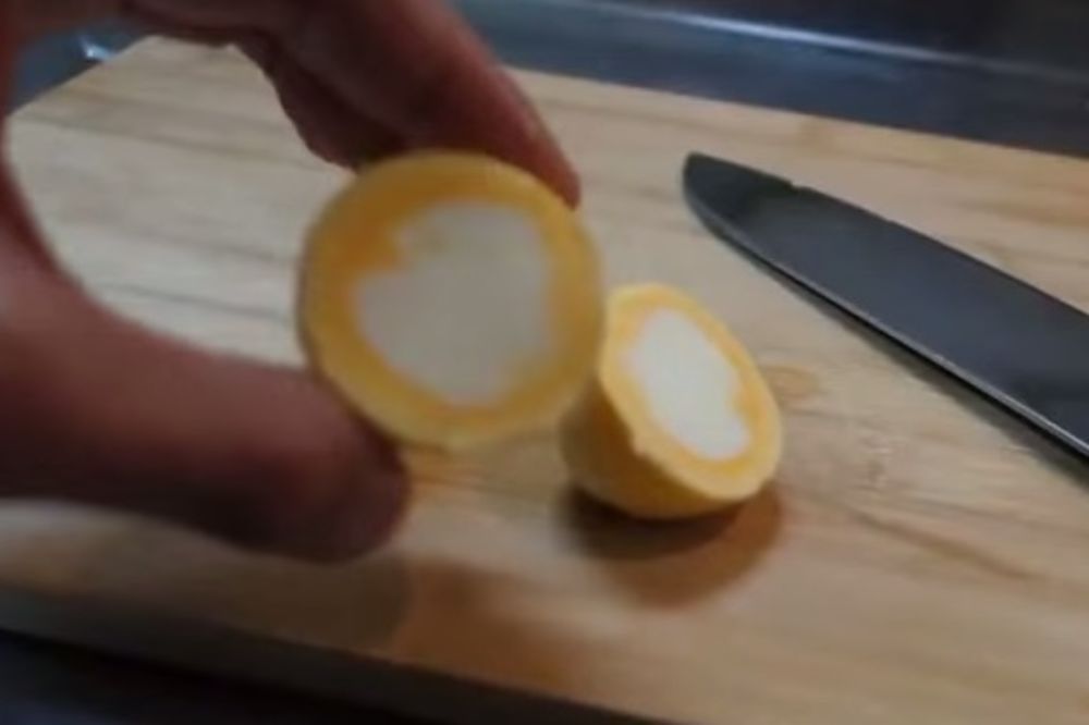 (VIDEO) ŠOKIRAJTE SVOJE GOSTE: Evo kako da skuvate jaje a da žumance bude spolja