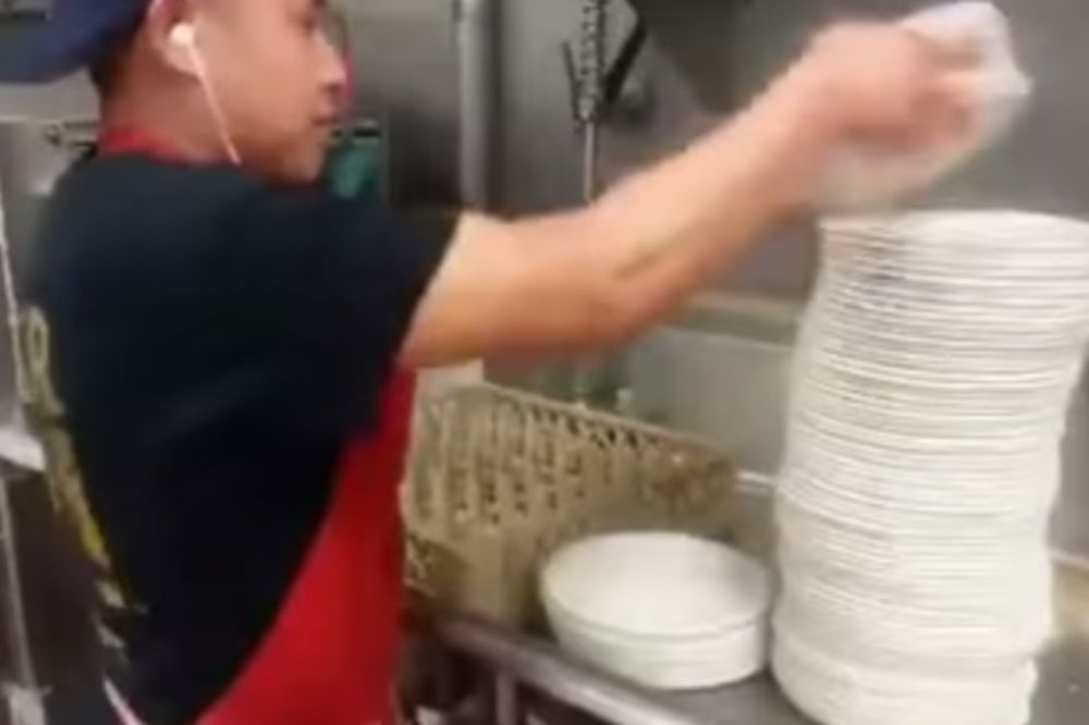 (VIDEO) Evo kako se pere gomila prljavog suđa za manje od minut!