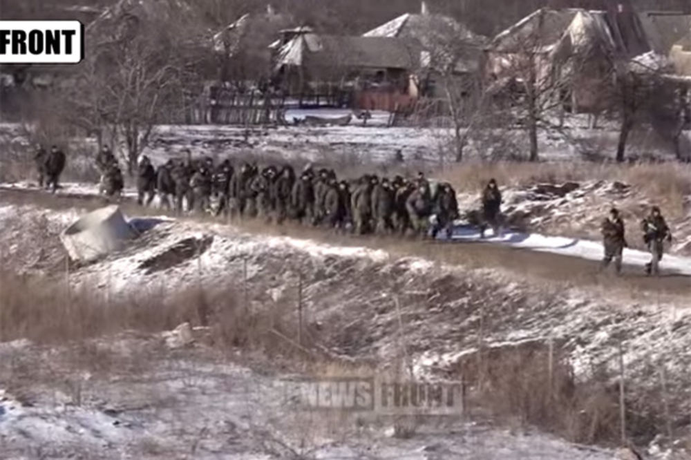 (VIDEO) BEG IZ PAKLA DEBALJCEVA: Stotine ukrajinskih vojnika predalo oružje i diglo ruke uvis!